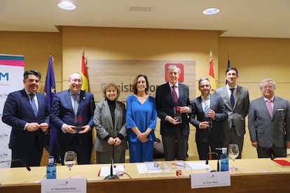 José María Irujo y Joaquín Gil (quinto y sexto desde la izquierda) recogen el premio Luis María Cabello de los Cobos Mancha, este lunes, en Madrid.