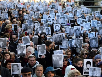 Manifestaten muestran retratos de las víctimas del atentado a la AMIA en el acto por el 23 aniversario, en julio de 2017.