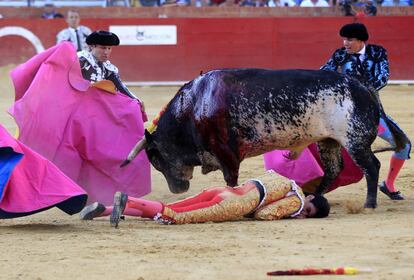 El torero, tras sufrir la cogida en la plaza de toros de Teruel.