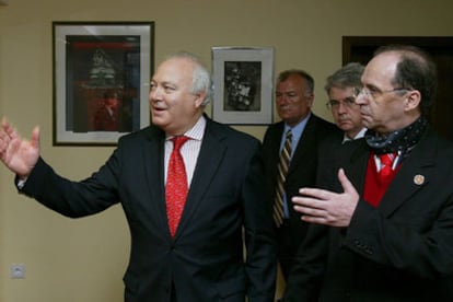 El presidente kosovar, Ibrahim Rugova (derecha), junto a Moratinos, tras la reunión que mantuvieron en Prístina.