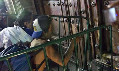 Un grupo de hombres intenta derribar la puerta de Palacio Nacional.