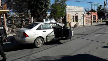 El auto donde la policía encontró el cuerpo ensangrentado de Domínguez.