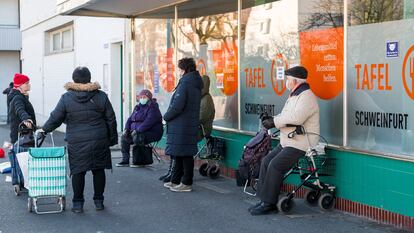 Fila num banco de alimentos na cidade alemã de Schweinfurt, em novembro deste ano