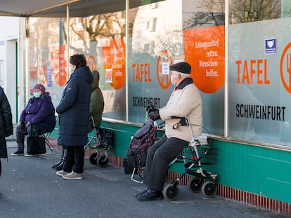 Fila num banco de alimentos na cidade alemã de Schweinfurt, em novembro deste ano