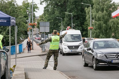 Guardias fronterizos polacos detienen a un vehículo para inspeccionarlo en la frontera entre Alemania y Polonia en el puente por encima del río Neisse que une la ciudad alemana de Görlitz con su gemela polaca de Zgorzelec, el 11 de julio.