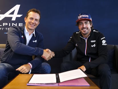 El máximo responsable de Alpine, Laurent Rossi (i), y el piloto de Fórmula Uno, Fernando Alonso, durante la firma de renovación de contrato del piloto asturiano.