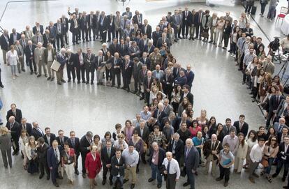 Los promotores, jurados, ganadores y representantes de la sociedad civil tras la lectura del manifiesto de los premios Rey Jaume I.