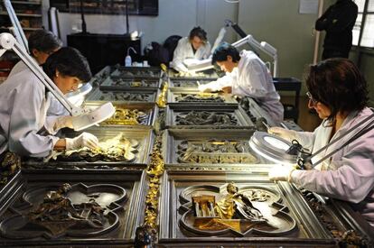 Unos trabajadores restauran la puerta del baptisterio de la catedral de Florencia, construida por Lorenzo Ghiberti en el siglo XV, en Florencia. El baptisterio tiene una forma octagonal, y es conocido por sus tres puertas doradas con esculturas en relieve. La restauracin arranc con las primeras indagaciones en enero de 2013 para valorar el estado de degradacin de la superficie y la metodologa que se deba adoptar.