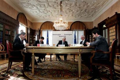 De izquierda a derecha, Christian Bourquin (Languedoc-Roussillon), Marcelino Iglesias (Aragón), Pasqual Maragall (Cataluña), Martin Malvi (Midi-Pyrinées) y Jaume Matas (Baleares), ayer en el palacio de Pedralbes de Barcelona.