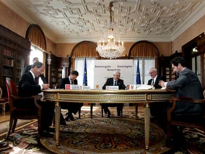 De izquierda a derecha, Christian Bourquin (Languedoc-Roussillon), Marcelino Iglesias (Aragón), Pasqual Maragall (Cataluña), Martin Malvi (Midi-Pyrinées) y Jaume Matas (Baleares), ayer en el palacio de Pedralbes de Barcelona.