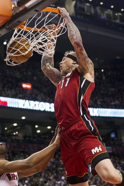 Chris Andersen se cuelga del aro durante la victoria de los Heats ante Toronto Raptors.