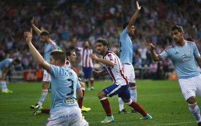 Raul García, tras su gol anulado.