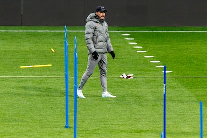 Diego Pablo Simeone, durante el entrenamiento del equipo colchonero de este sábado en el estadio Metropolitano de Madrid.