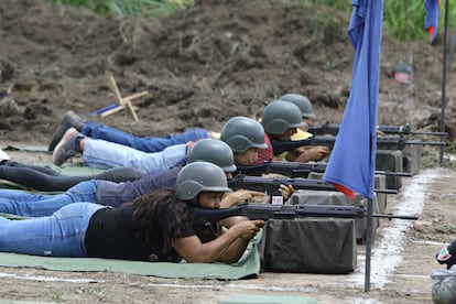 Personas enlistadas practican en el Fuerte Paramacay, Valencia, el 12 de septiembre.
