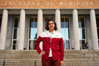 El estudiante de Medicina Markel Gamarra, de 22 años, en la facultad de Medicina de la Universidad Complutense en Madrid el 11 de marzo.