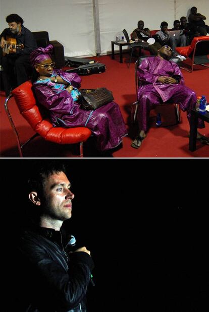 Arriba, el dúo Amadou y Mariam descansa en el camerino junto a otros artistas. Abajo, Damon Albarn, organizador y cantante en el festival.