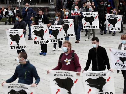 Varios manifestantes en el centro de Pamplona reclaman el acercamiento de los presos de ETA a sus lugares de origen
