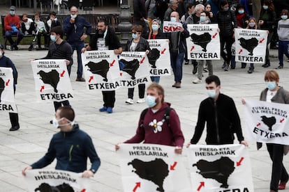 Un grupo de personas participa en una concentración para reclamar el acercamiento de los presos de ETA , en Pamplona.