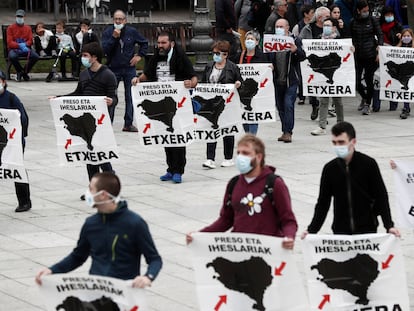 Un grupo de personas participa en una concentración para reclamar el acercamiento de los presos de ETA , en Pamplona.