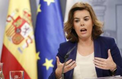 La vicepresidenta del Gobierno, Soraya Sáenz de Santamaría, durante la rueda de prensa tras la reunión del Consejo de Ministros. EFE/Archivo