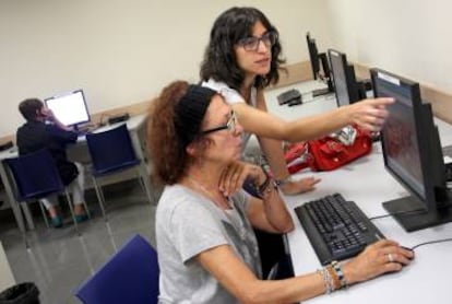 Lorena Pérez explica a Carmen García uno de los puntos de la clase.