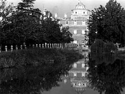 Imagen del río Tajo a su paso por Aranjuez, con el conjunto palaciego al fondo.