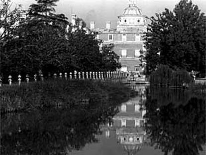 Imagen del río Tajo a su paso por Aranjuez, con el conjunto palaciego al fondo.