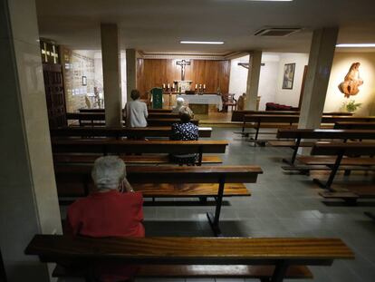 Feligresas rezan un domingo reciente en la Capilla de la Virgen del Trabajo, en el distrito de San Blas, Madrid.