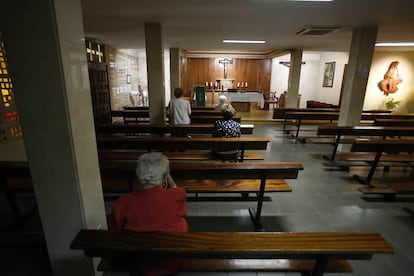 Feligresas rezan un domingo reciente en la Capilla de la Virgen del Trabajo, en el distrito de San Blas, Madrid.