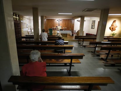 Varias feligresas rezan un domingo reciente en la Capilla de la Virgen del Trabajo, en el distrito de San Blas, en Madrid.