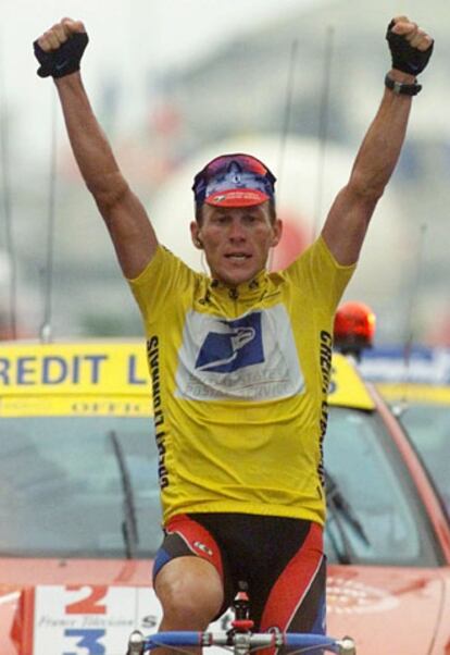 <b>LANCE ARMSTRONG</b> alza los brazos como ganador de una etapa en el Tour de 1999.