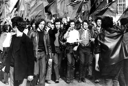 Daniel Bensaïd (al frente, con chupa de cuero negra), durante una manifestación del 1 de mayo de 1971 en París.