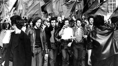 Daniel Bensaïd (al frente, con chupa de cuero negra), durante una manifestación del 1 de mayo de 1971 en París.