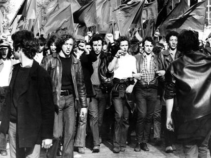 Daniel Bensaïd (al frente, con chupa de cuero negra), durante una manifestación del 1 de mayo de 1971 en París.