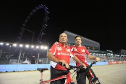 Emilio Bot&iacute;n y Fernando Alonso, durante el Gran Premio de Singapur de 2012