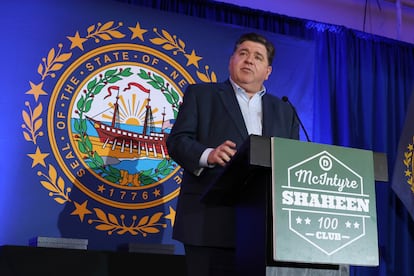 El gobernador de Illinois, JB Pritzker, durante una conferencia de prensa en Manchester
Ciudad, Nuevo Hampshire, en abril pasado.