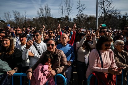 Decenas de personas asistían a la primera 'mascletà' madrileña, en el puente del Rey de Madrid Río, este domingo.