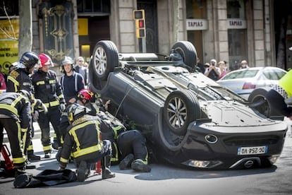 Accidente entre un turismo y un taxi, en la intersección de Gran Vía con Pau Claris, ayer, en Barcelona