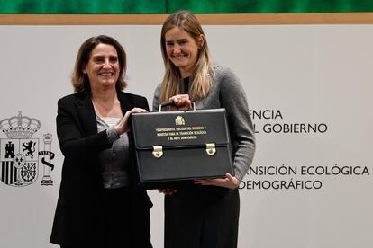 La nueva ministra Transición Ecológica y Reto Demográfico, Sara Aagesen (d) recibe la cartera de su cargo de manos de su predecesora de Teresa Ribera (i).