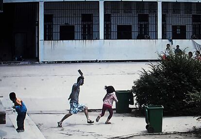 Imagen tomada el 20 de mayo por una cámara de seguridad. Un hombre con un cuchillo en la mano se dispone a atacar a una niña en un colegio de primaria en la ciudad china de Macheng.