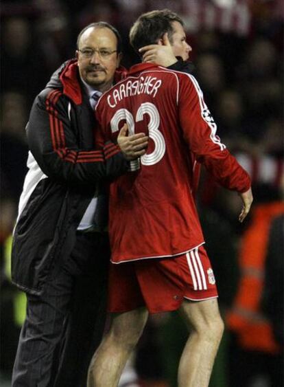 Rafa Benítez abraza a Carragher al término del encuentro.