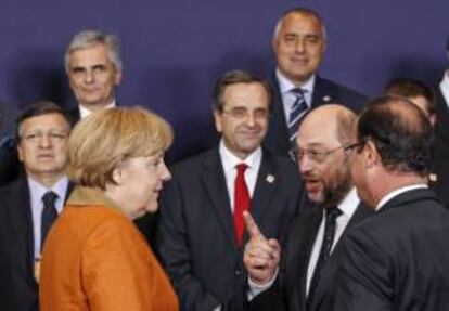 La canciller alemana, Angela Merkel (3i), el presidente del Parlamento Europeo, Martin Schulz (2d), el presidente francés, François Hollande (d), el presidente de la Comisión Europea, José Manuel Durao Barroso (i), el canciller austriaco, durante el posado para la foto de familia de la cumbre de jefes de Estado y de Gobierno de la Unión Europea (UE) en Bruselas en una cumbre en octubre de 2012. EFE/Archivo
