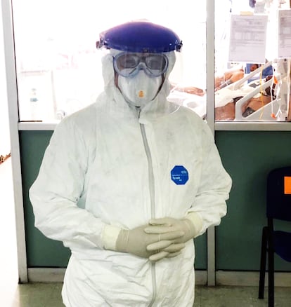 El médico Clemente Zúñiga, tras atender a pacientes con coronavirus en Tijuana.