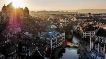 Tercer premio de la categoría de Donestagram junto con National Geographic. Fue tomada por Drone-cs en Annecy, Francia.