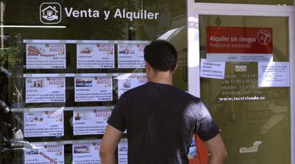 Vista de un escaparate de una inmobiliaria en Madrid.