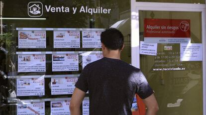 Vista de un escaparate de una inmobiliaria en Madrid. 