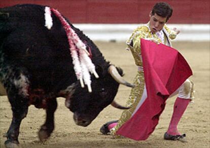 César Jiménez, con su primer toro.