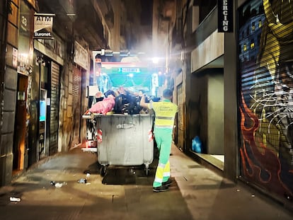 Un trabajador de la limpieza en la calle de Ciutat de Barcelona, en una imagen reciente.