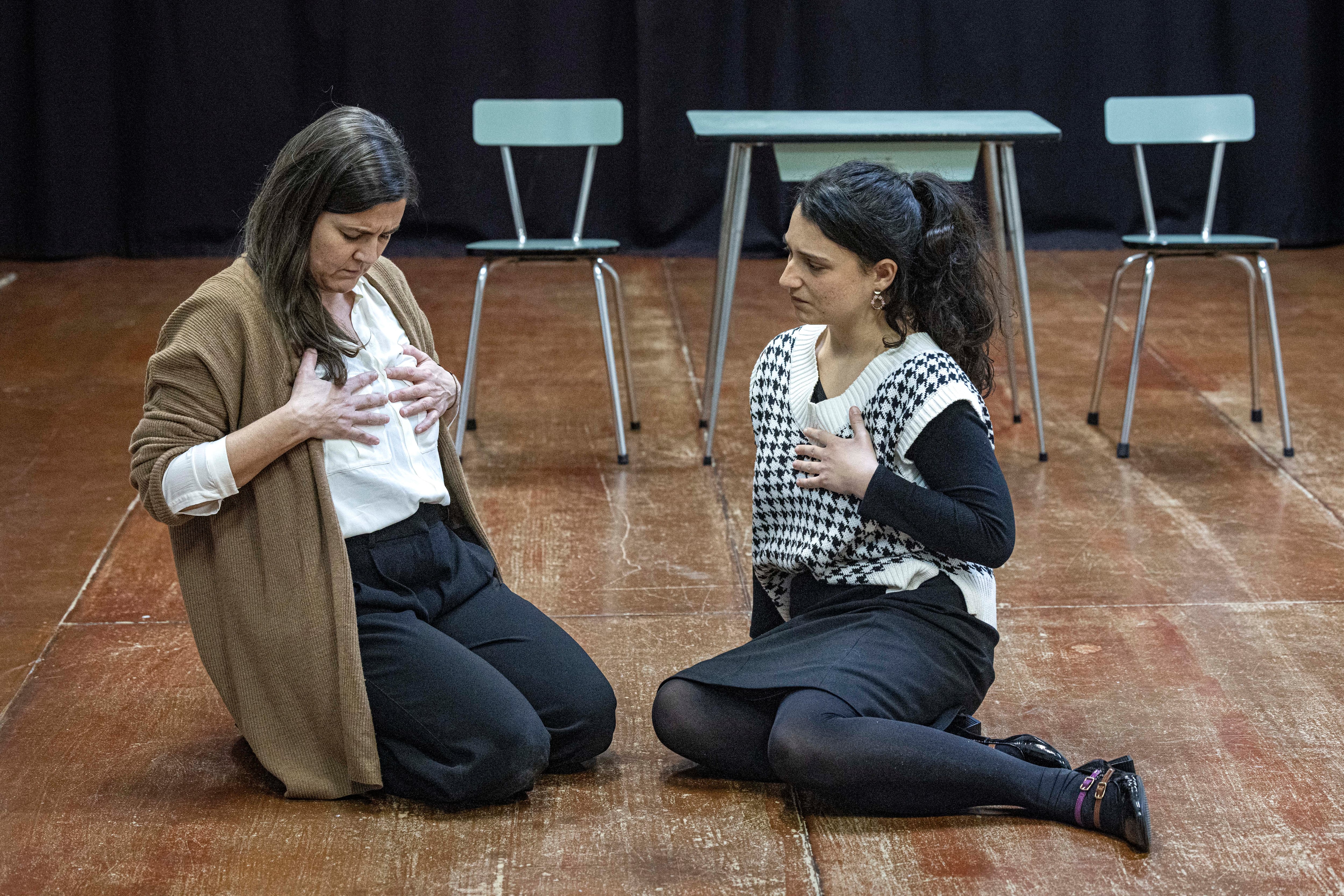 Cristina Correa y Lía Herbor durante un ensayo de la obra 'El acontecimiento', el pasado 28 de noviembre. La obra se estrenará en Valencia el 11 de diciembre. 