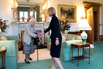 Isabel II, a la izquierda, recibe a Liz Truss durante una audiencia en Balmoral, Escocia. Es la primera vez en sus 70 a?os de reinado que recibe a un nuevo primer ministro en esta, su residencia de vacaciones. All recibi a la recin elegida lder del partido conservador y le encarg formar un nuevo Gobierno.